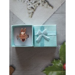 Bague cocktail Labubu souriant embrasse un cœur d'amour